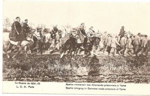 Марроканские всадники конвоируют немецких пленных в Ипре. 