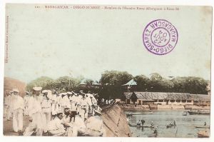 Мадагаскар. Диего-Суарес ( ошибка).№ 120. Матросы русской эскадры высаживаются в Носси-Бе. Почтовая карточка. Франция. Издатель: Grand Bazar Charifou-Jeewa. Франция( Носси-Бе - колония на Мадагаскаре). 1904 г. ― Сибирскiй коллекцiонеръ